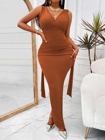 V-neck solid color waisted sleeveless hip-covering long dress