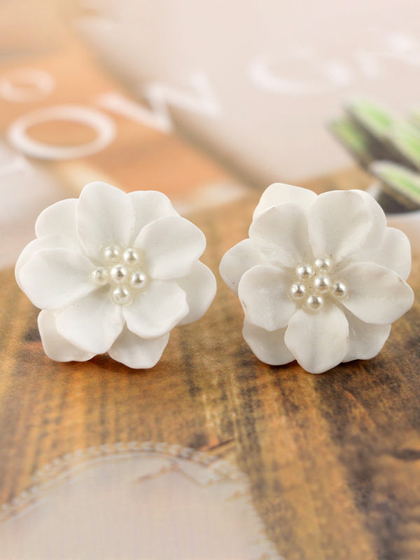 Simple and versatile exaggerated camellia three-dimensional white flower pearl earrings - FashionistaDeal